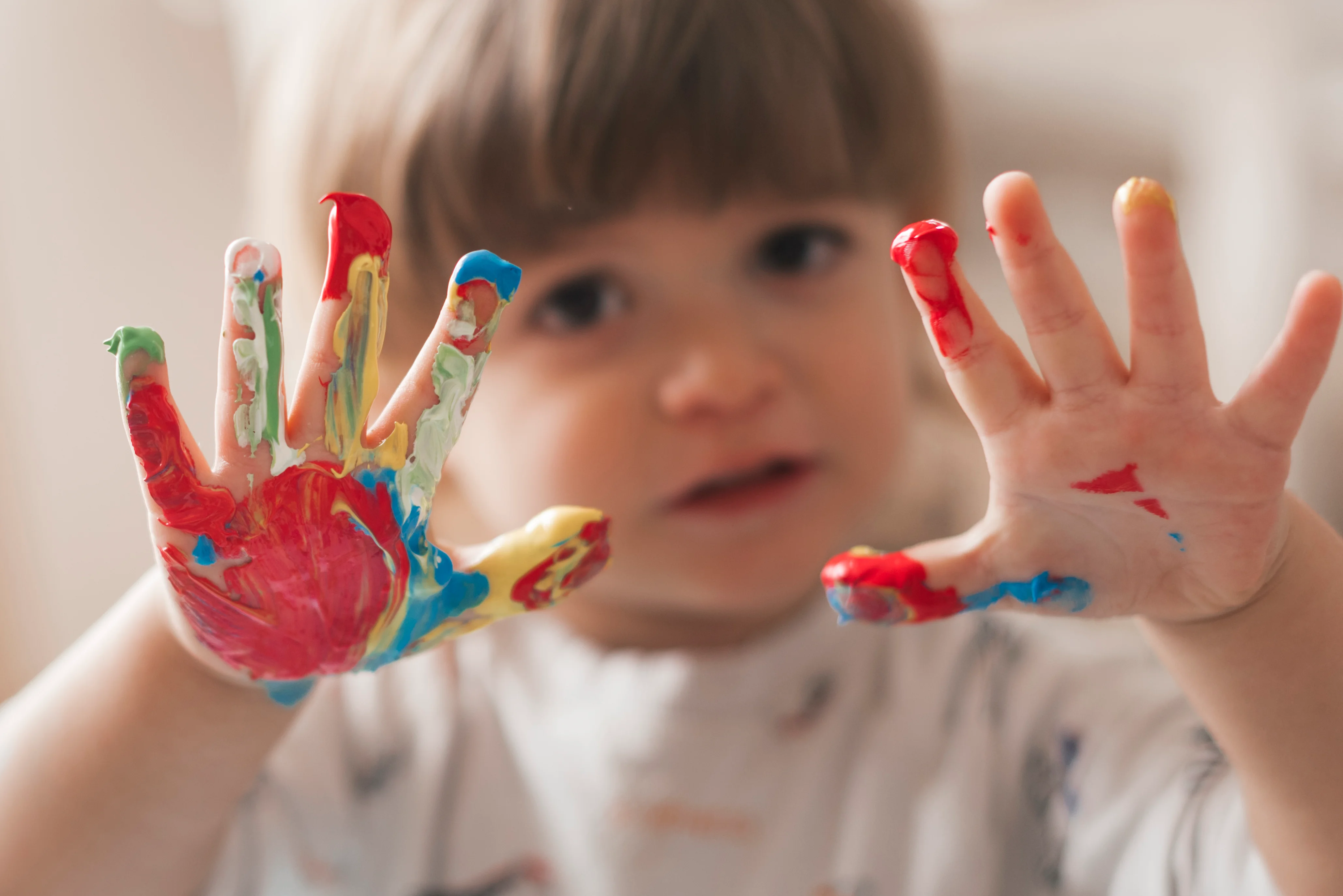 Niños explorando materiales sensoriales en terapia