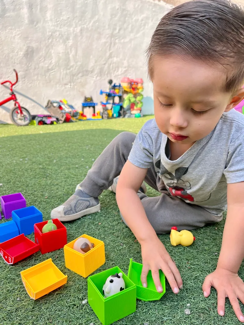 Niños en actividades del simulador escolar